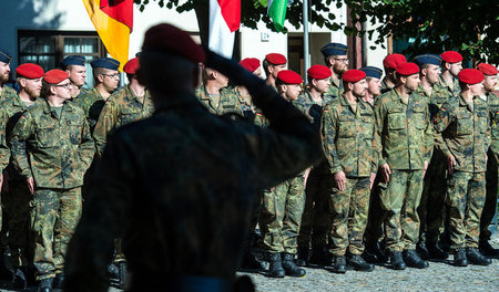 Verschworene Gemeinschaft mit Rechtsdrall? Von Auslandseinsätzen...