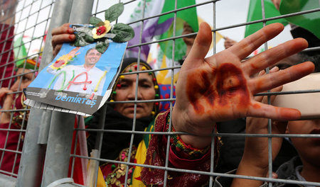»Nein«: Demonstration am 15. April in Diyarbakir gegen die Inhaf...