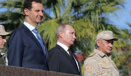 Der syrische Präsident Baschar Al-Assad (links) und sein russisc...