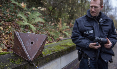 Demonstranten hatten sich an einer Pyramide angekettet, um einen...
