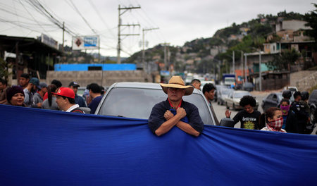 Mit Straßenblockaden protestieren zahlreiche Menschen gegen die ...