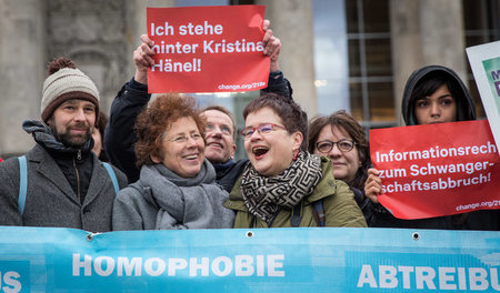 Frauenärztin Kristina Hänel (2. v. l.) mit Unterstützerinnen und...