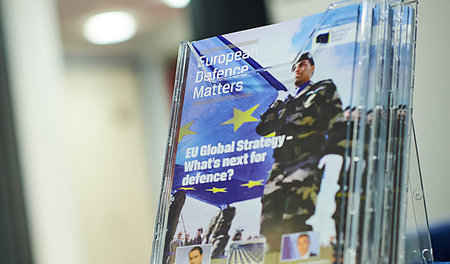 Werbung für die Jahreskonferenz 2016 der Europäischen Verteidigu...