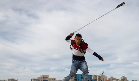 Ein Palästinenser schießt am 12. Dezember in der Nähe von Ramall...