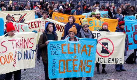 Umweltaktivisten demonstrieren am 12. Dezember in Paris für die ...