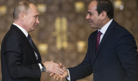 Der russische Präsident Wladimir Putin und sein ägyptischer Amts...
