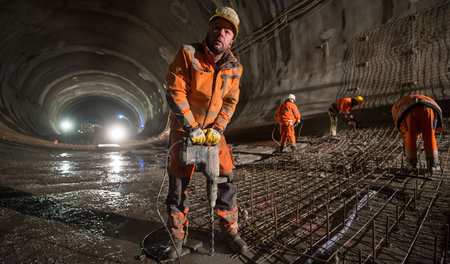 Milliarden verbuddelt: Bauarbeiter im im Tunnel Bad Cannstatt, d...