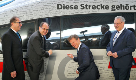 Bahnchef und Politprominenz beschmieren ICE: Alexander Dobrindt,...