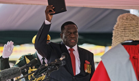 Innenpolitisch wird sich mit dem ehemaligen Mugabe-Vertrauten an...