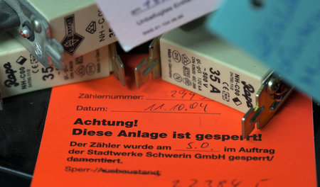 Ein Hinweisschild zu einem abgeschalteten Stromanschluss in eine... Ein Hinweisschild zu einem abgeschalteten Stromanschluss in eine...
