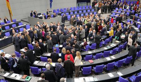 Turnusmäßig SuGroKo (Supergroße Koalition): Volksvertreter im Bu... Turnusmäßig SuGroKo (Supergroße Koalition): Volksvertreter im Bu...