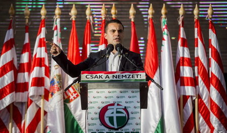 »Nur die Nation!«: Der Vorsitzende von Jobbik, Gábor Vona, am 23... »Nur die Nation!«: Der Vorsitzende von Jobbik, Gábor Vona, am 23...