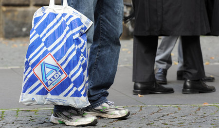 So nah sind sich Anzugträger und Normalbürger wohl selten So nah sind sich Anzugträger und Normalbürger wohl selten