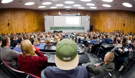 Überbelegt: Saal mit Erstsemesterstudenten bei einer Begrüßungsv...