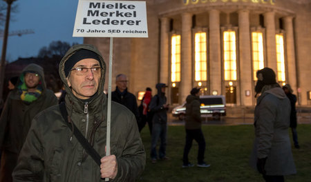 Treuer Fan. Ein Jebsen-Anhänger auf dem Rosa-Luxemburg-Platz