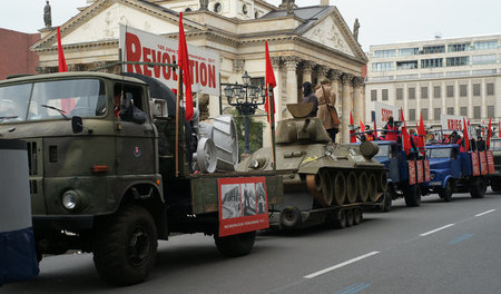 Lieber Revolution als Krieg: Künstlerisches Reenactment des Rote...