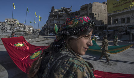 Mitglieder der kurdischen Frauenverteidigungseinheiten (YPJ) fei...