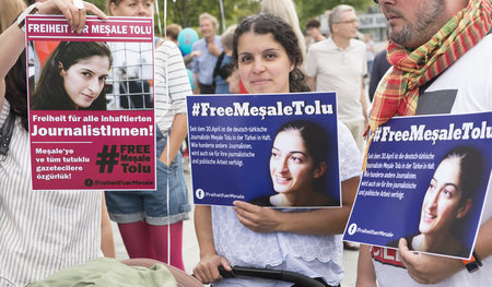 Solidaritätskundgebung für Mesale Tolu im Herbst vor dem Bundesk...