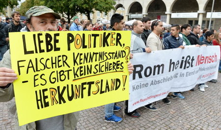Für das Menschenrecht auf Asyl: Demonstration gegen die erste Au...
