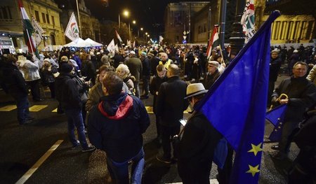 Was zusammengehört: Neben der Europa-Fahne die Fahnen von Jobbik