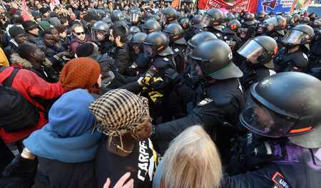 Konfrontation mit der Staatsgewalt beim Protest gegen das bayeri...