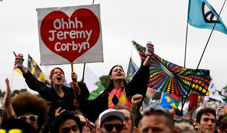 Corbyns Unterstützer jubeln, während er auf dem Glastonbury Fest...
