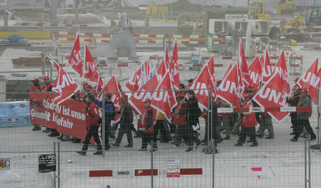 Schweizer Arbeitskampfkultur: Bauarbeiter bei einer Streikkundge...
