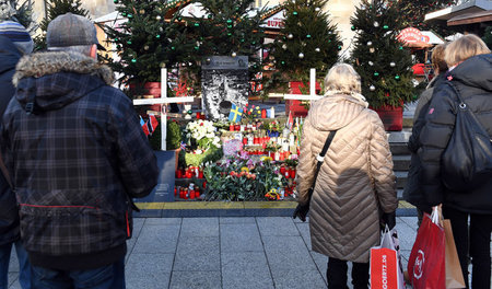 Blumen und Kreuze erinnerten am Montag vor dem offiziellen Geden...