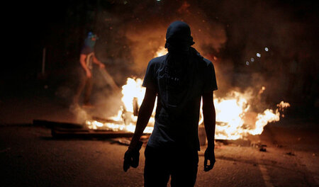 Auch mit brennenden Barrikaden protestiert die Opposition in Hon...
