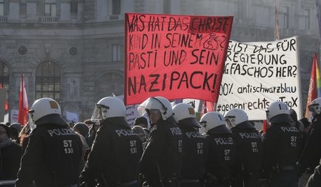 Protest gegen den neuen Kanzler Sebastian »Basti« Kurz und sein ...
