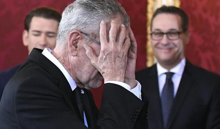 Österreichs Bundespräsident Alexander Van der Bellen greift sich...