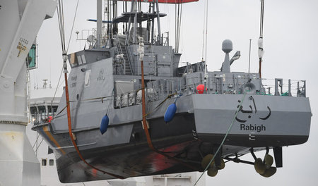 Deutsches Küstenschutzboot für Saudi-Arabien bei der Verladung i...