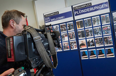 Von der Veröffentlichung der Fotos von 104 Verdächtigen erhofft ...