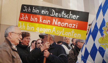 Wutbürgerlich gegen Schutzsuchende: AfD-Kundgebung gegen die Auf... Wutbürgerlich gegen Schutzsuchende: AfD-Kundgebung gegen die Auf...