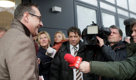 Damals noch mit gebührendem Abstand: Jetzt will Strache den ORF ... Damals noch mit gebührendem Abstand: Jetzt will Strache den ORF ...