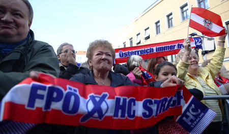 »Stolz und Treue«: FPÖ-Anhänger bei einer Wahlkampfkundgebung am... »Stolz und Treue«: FPÖ-Anhänger bei einer Wahlkampfkundgebung am...