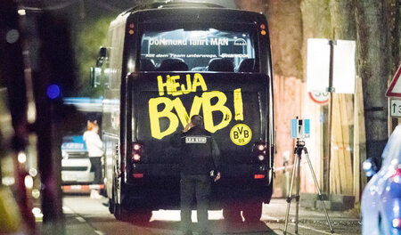 Am Tatort: Der BVB-Mannschaftsbus wurde am 12. April mit fernzün... Am Tatort: Der BVB-Mannschaftsbus wurde am 12. April mit fernzün...