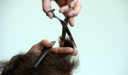 Männer zahlen für einen Trockenschnitt in vielen Friseurgeschäft... Männer zahlen für einen Trockenschnitt in vielen Friseurgeschäft...
