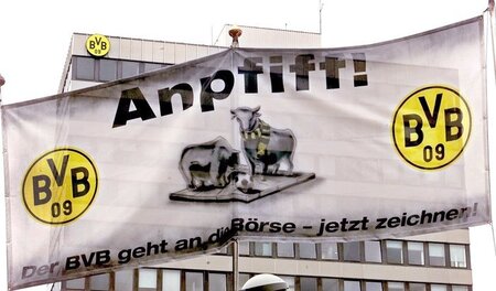 Mit dem Slogan »Anpfiff! - Der BVB geht an die Börse - jetzt zei... Mit dem Slogan »Anpfiff! - Der BVB geht an die Börse - jetzt zei...