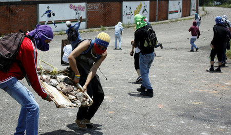 Erfolgloser Barrikadenkampf gegen Präsident Maduro: Militante Re... Erfolgloser Barrikadenkampf gegen Präsident Maduro: Militante Re...
