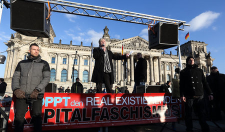 Jürgen Elsässer spricht vor rund 300 Anhängern vor dem Berliner ...