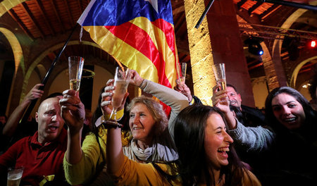 Aktivisten der katalanische Unabhängigkeitsbewegung feiern am Do...