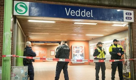 Polizeiabsperrung am Tatort S-Bahnhof Veddel am 17. Dezember