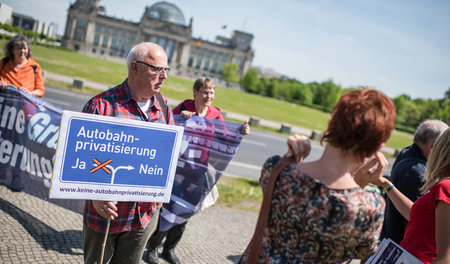 Gegner sogenannter Öffentlich-Privater Partnerschaften protestie...