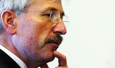 Berlins Finanzsenator Thilo Sarrazin (SPD) blickt gespannt nach ...