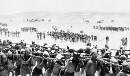 Tausende Männer müssen die neue Pyramide bauen: »Land der Pharao...