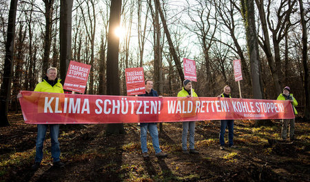 Umweltschützer, hier allerdings des BUND, protestieren für den E...