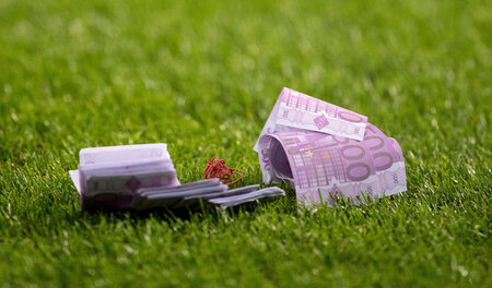 Wo ist das Füllhorn? Spielgeld, das die Fans des FC Bayern auf d... Wo ist das Füllhorn? Spielgeld, das die Fans des FC Bayern auf d...