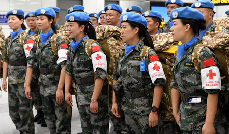 Chinesische Friedensmission: Soldatinnen in Zhengzhou vor ihrer ... Chinesische Friedensmission: Soldatinnen in Zhengzhou vor ihrer ...