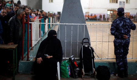 Erschwerte Ausreise: Lange Schlangen am Grenzübergang Rafah zwis...